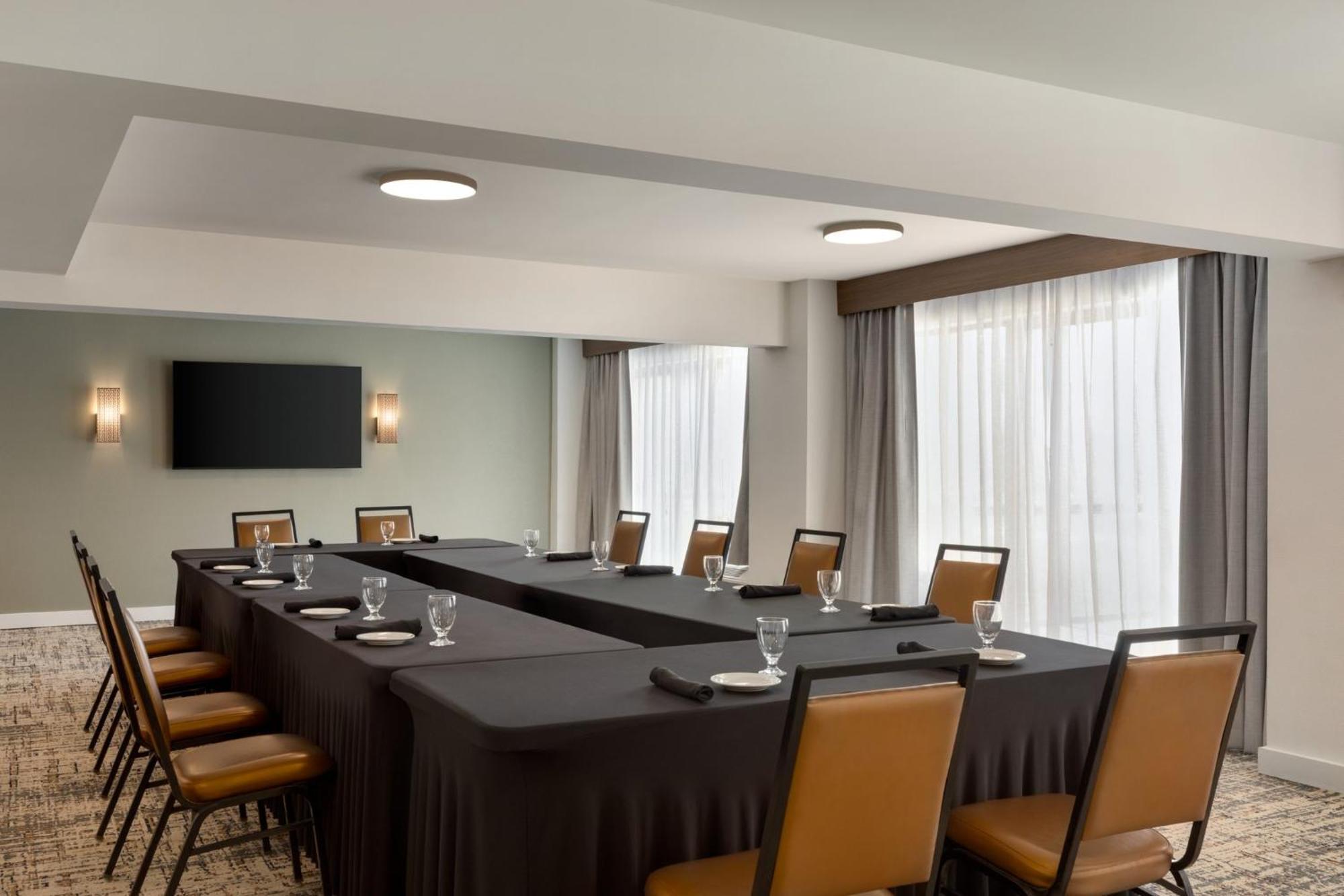 Holiday Inn Virginia Beach - Norfolk By Ihg Exterior photo
